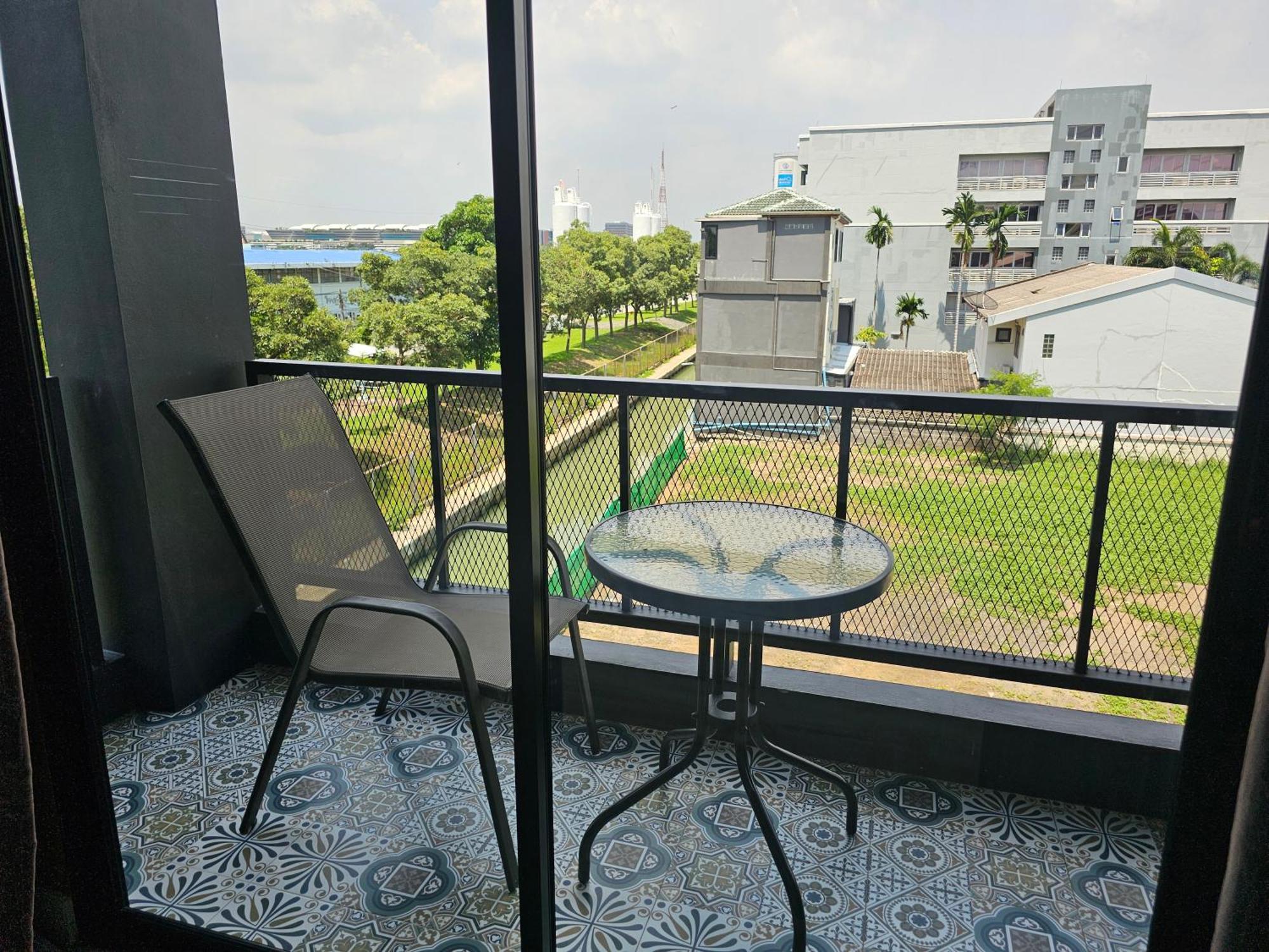 The Lantern Suites Ban Song Hong Bagian luar foto