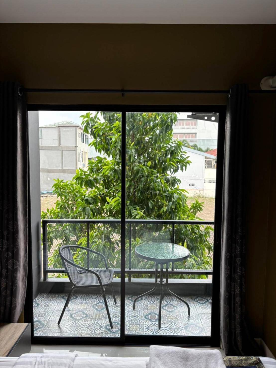 The Lantern Suites Ban Song Hong Bagian luar foto